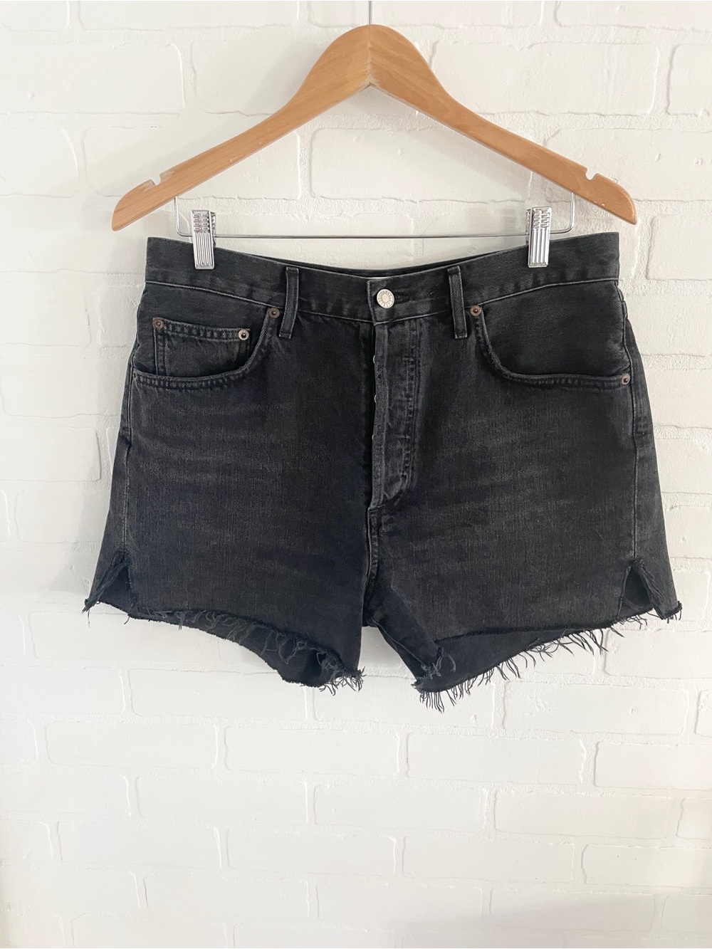 AGOLDE Dee Black Denim Shorts Raw Hem Side Slit Model Off Duty Sz 30 - Picture 3 of 16